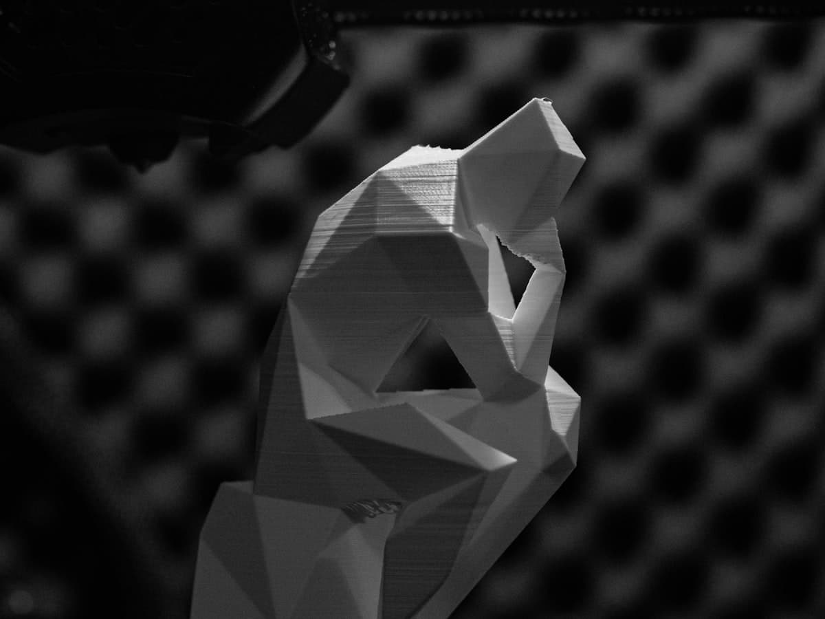 Escultura geométrica de faces facetadas, impressa em 3D